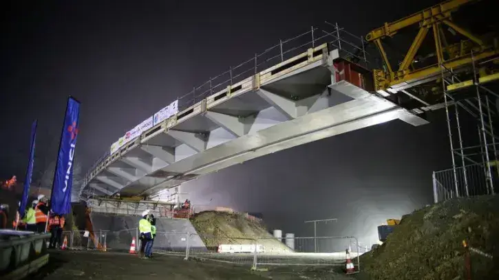 Un avant-bec métallique de 30 m de long est fixé à l'avant de la charpente. Il permet de limiter les contraintes de lançage de la charpente et d'assurer son accostage sur les appuis du viaduc.