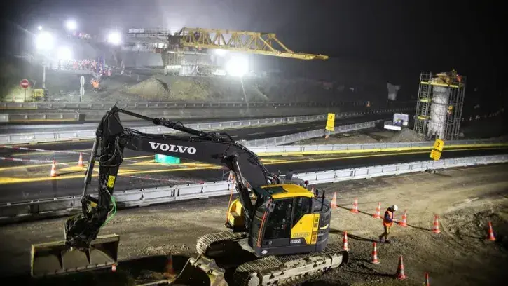 La charpente du viaduc pèse 520 tonnes. Elle est « lancée » au-dessus du périphérique à raison de 8 à 9 m par heure.