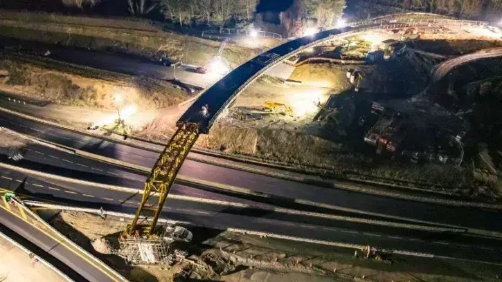 Vue aérienne du chantier de la porte de Gesvres : la charpente du viaduc, positionnée au nord du site, va franchir le périphérique © Gaël Arnaud