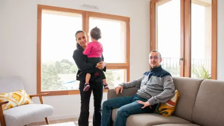 Grâce au bail réel solidaire, Hayat et Benjamin ont fait l'acquisition d'un T4 neuf de 74 m2, avec loggia et stationnement, pour 204 000 euros. « Avec notre budget, nous n'aurions pas pu acheter aussi grand et dans ce quartier ». © Céline Jacq/Nantes Métr