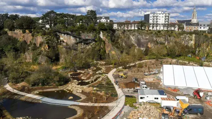 De l'autre côté, le Jardin extraordinaire se donne à voir dans toute sa luxuriance. Après l'ouverture de l'ouest du jardin et de son impressionnante cascade en 2019, le public découvrira la partie est, actuellement en travaux, à l'automne 2025 © Thierry M