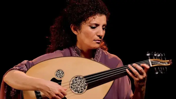 Spécialiste du oud, Waed Bouhassoun proposera à la Folle Journée une mise en musique de chants d'amour et poèmes soufis. © DR
