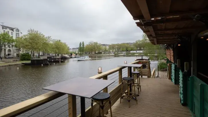 Le Bateau-Lavoir rouvre ses portes après cinq mois de travaux. Philippe Brémond, gestionnaire depuis 2019, a fait appel à François Delarozière et la compagnie La Machine pour redessiner les lieux. © Ludovic Failler