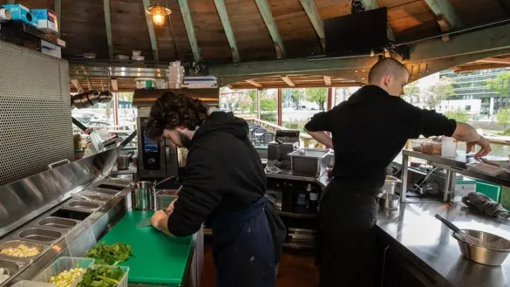 L'intérieur a également bénéficié d'un coup de jeune. Un îlot central a été aménagé pour la cuisine. Le Bateau-Lavoir propose une nouvelle offre de restauration avec de la street food le midi et des assiettes à partager le soir. © Ludovic Failler