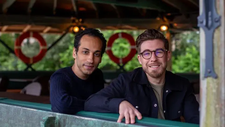 La carte a été imaginée avec Mathieu Pérou (ici à droite), le chef étoilé du Manoir de la Régate. Parmi les spécialités au menu, un « hot dog de la Loire » avec… du silure ! © Ludovic Failler
