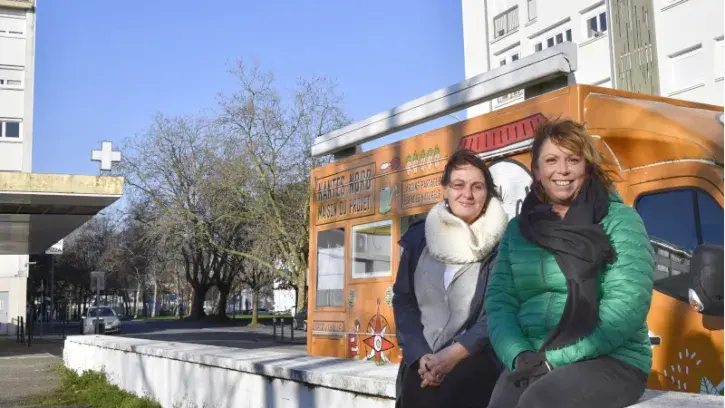 Morgane Montier et Axelle de l'équipe Nantes Nord devant le Mobil'O Projet au Centre commercial de La Boissière © Rodolphe Delaroque / Nantes Métropole.