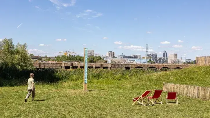 Une plage enherbée en pente douce ouvre la vue sur la Loire et Nantes. © Jérémie Lusseau pour Nantes Métropole Aménagement.