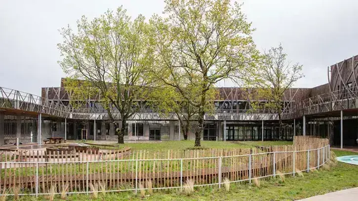 Le bâtiment s'articule autour des deux cours maternelle et élémentaire largement végétalisées. Les arbres existants ont été conservés.