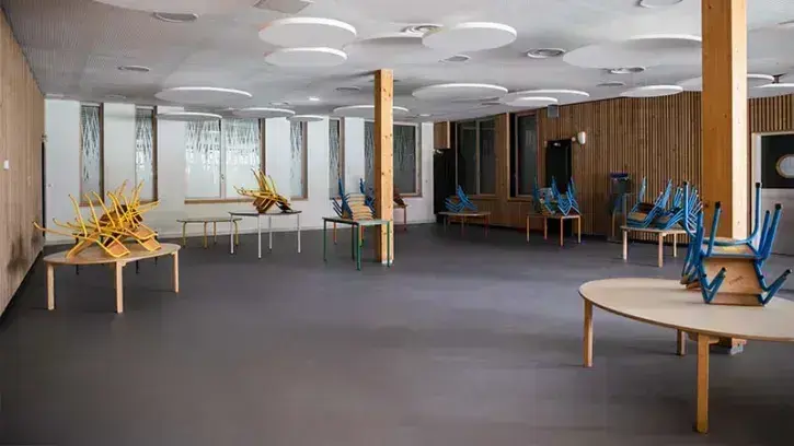 Un traitement acoustique spécifique des murs et plafonds de la restauration a été réalisé pour atténuer le volume sonore.