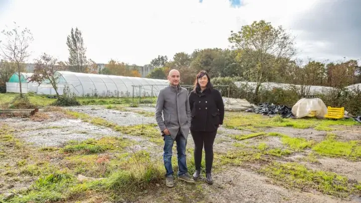 Mélina Godefroy et Damien Jouan se sont installés en 2016 dans cette ancienne exploitation laitière de 6,5 hectares, au nord de Bouaye. © Garance Wester