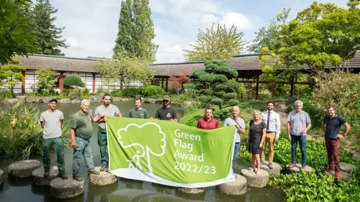 Le « pavillon vert » a été pour la première fois hissé dans les trois parcs nantais lauréats du Green Flag award, mardi 13 septembre 2022 en présence de Bassem Asseh, premier adjoint au maire, Cécile Bir, adjointe aux parcs et jardins, Carl Mc Klean, resp
