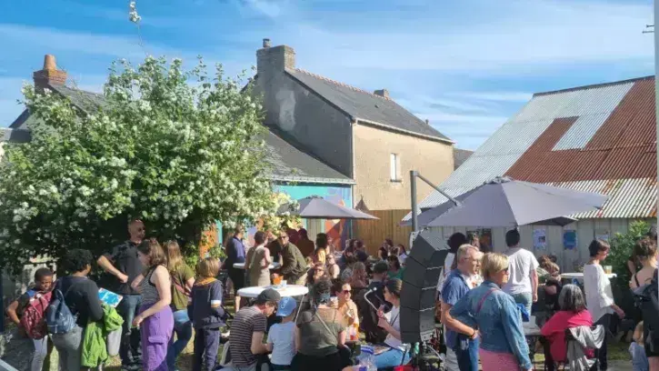 Installée dans la cour d'une habitation mise à disposition par Nantes Métropole Aménagement (NMA), la guinguette accueille notamment des concerts, du théâtre et des lectures de contes. © Accoord.