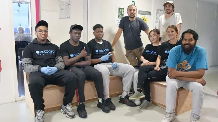Les jeunes participants s'offrent une pause sur la banquette (©Rodolphe Delaroque)