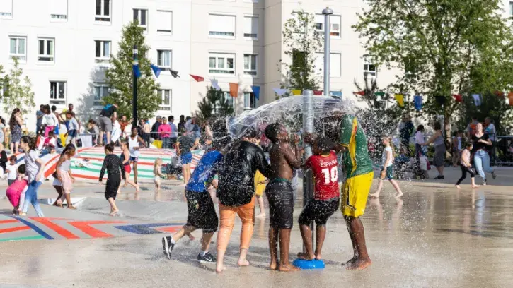 Ombrières et jeux d'eau au Clos Toreau, quartier Nantes Sud © Jean-Félix Fayolle pour Nantes Métropole
