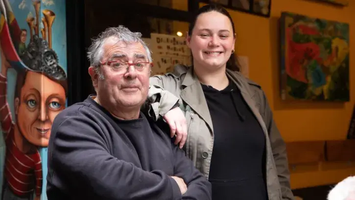 "Lolo", ex-patron de la Perle et Cora, la nouvelle responsable du bar