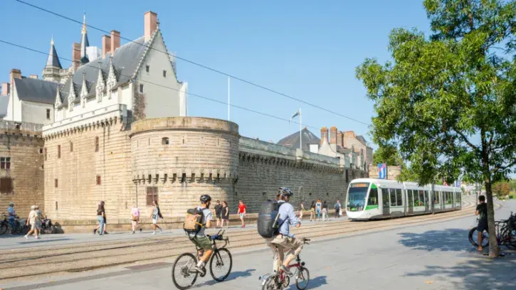 Les Nantaises et les Nantais se déplacent de plus en plus en transports en commun et à vélo © Roberto Giangrande pour Nantes Métropole.
