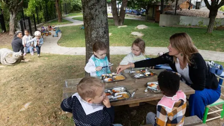 Depuis l'installation du mobilier extérieur, les enfants déjeunent dehors dès que le temps le permet. © Ludovic Failler pour Nantes Métropole