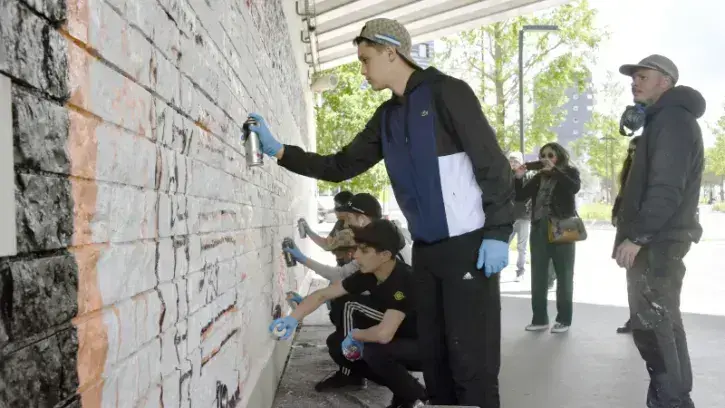 Des jeunes ont participé à la réalisation d'une fresque sous le pont de la SNCF à l'entrée de Malakoff © Rodolphe Delaroque - Nantes Métropole