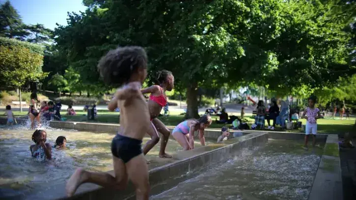 Les pataugeoires et jeux d'eau sont répartis dans les 11 quartiers nantais. Les enfants peuvent en profiter jusqu'au 8 septembre. © Romain Boulanger pour Nantes Métropole