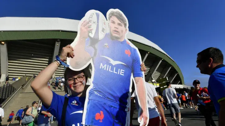 Ambiance. Joue-la comme Dupont ! Le demi de mêlée des Bleus, élu meilleur joueur du monde en 2022, est l'un des chouchous des supporters. Il était au repos pour ce match. © Marc Roger