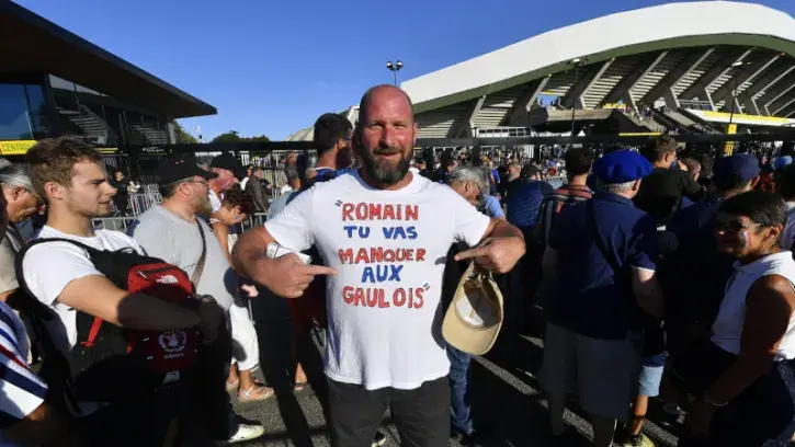 Bon esprit. Les supporters des Bleus n'oublient pas le grand absent du XV de France, Romain Ntamack, gravement blessé face à l'Écosse et forfait pour la Coupe du monde. © Marc Roger