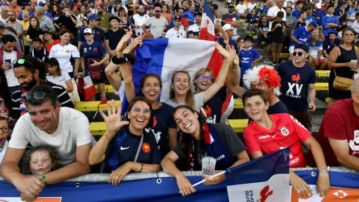 Allez les Bleus ! Dans les tribunes de la Beaujoire, les supporters donnent de la voix pour encourager les Bleus. © Marc Roger