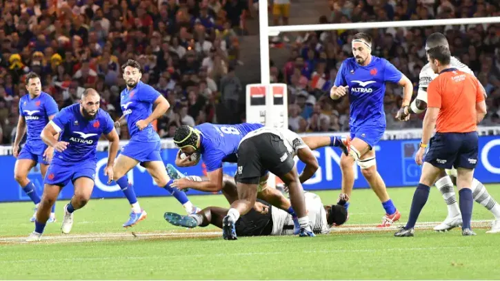 Victoire. Emmenés par leur capitaine Grégory Alldritt (n°8 / troisième ligne), les Bleus ont inscrit trois essais et remporté le match sur le score de 34/17.  © Marc Roger