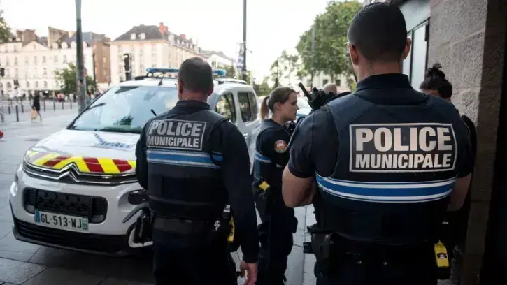 Un vendeur de cigarettes à la sauvette est contrôlé à la croisée des tramways, en compagnie de la police nationale. « Sur l'hyper-centre ville, nous devons faire face à du trafic de médicaments, de cigarettes et un phénomène d'alcoolisation », explique No