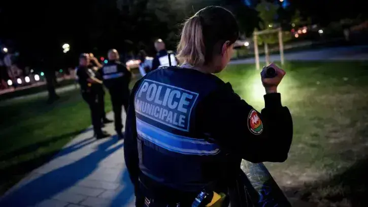 Quartier Feydeau, musique à fond, une vingtaine d'individus s'alcoolisent. Ces comportements «  génèrent beaucoup de nuisances sonores », explique Noémie. Les forces de l'ordre le font immédiatement cesser. © Tim Fox