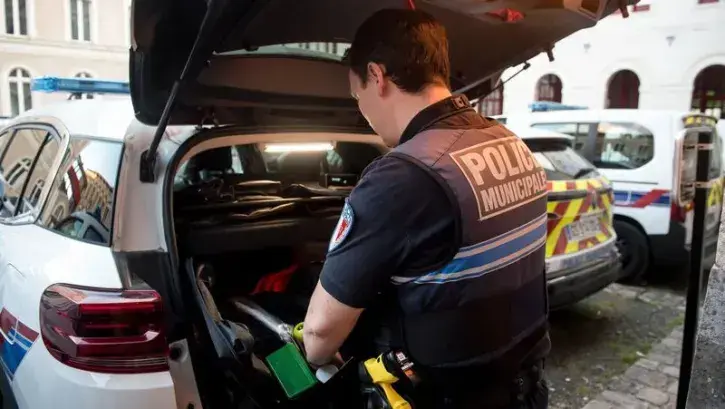 Avant de quitter la Manufacture des tabacs, siège de la police municipale, les policiers vérifient le matériel à disposition dans les véhicules : éthylotests et défibrillateur notamment. « Ce dernier nous a déjà permis de sauver des vies après des malaise