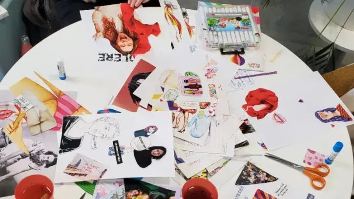 Les apprenties journalistes se réunissent en moyenne une fois par mois à La Locomotive, quartier Nantes Erdre. Ici lors d'un atelier collage avec des magazines. © Mathilde Chevré.