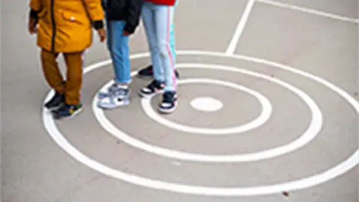 Des jeux ont été tracés au sol.