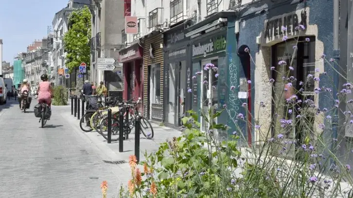 Cette voie commerçante, qui débouche sur la place Viarme, a fait l'objet d'un réaménagement dans le cadre de la démarche de coconstruction « Viarme pour tous ». CRédit : Rodolphe Delaroque