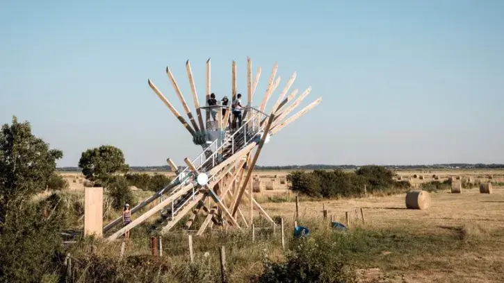 Sémaphores de l'artiste Vincent Mauger. Dans l'esprit de la collection Estuaire du Voyage à Nantes, cinq exemplaires de cette œuvre rythment les parcours cyclables entre Nantes et Saint-Nazaire, offrant différentes « vues sur Loire » et le territoire. © P