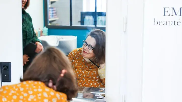 L'espace Beauté et Bien-être propose une offre de soins de socio-esthétique et de socio-coiffure. Ici, Magali passe entre les mains expertes de Géraldine Le Corre : « C'est super, ça correspond vraiment à ce que je voulais. » © Garance Wester 