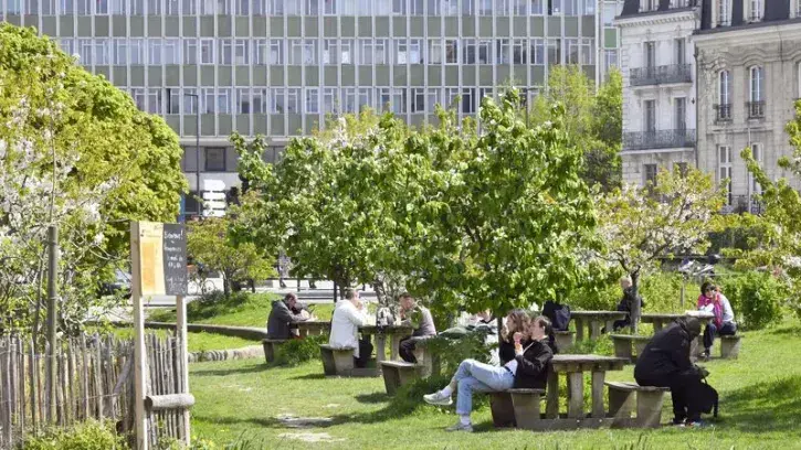 Depuis 2012, une douzaine de « stations gourmandes » dans le centre ville et les quartiers nantais permettent de pique-niquer et de cueillir fruits et plantes aromatiques. © Rodolphe Delaroque