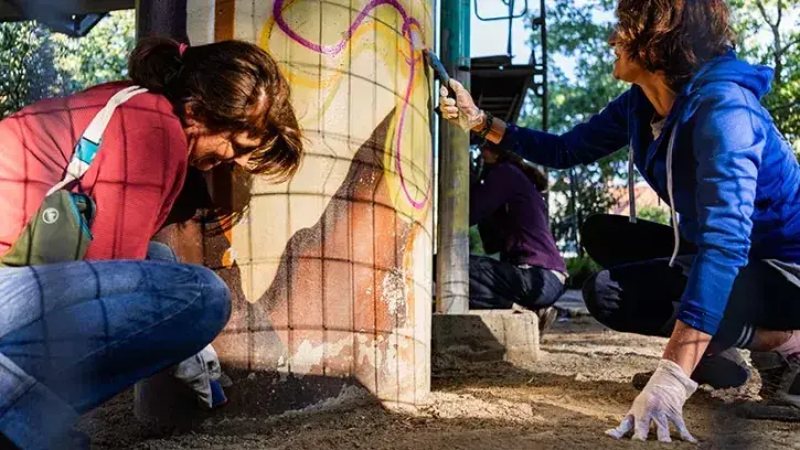 L'association Des Ponts entre nous profite de la journée festive du 16 septembre pour mettre de la couleur sur les piles du square Vertais. © Garance Wester pour Nantes Métropole