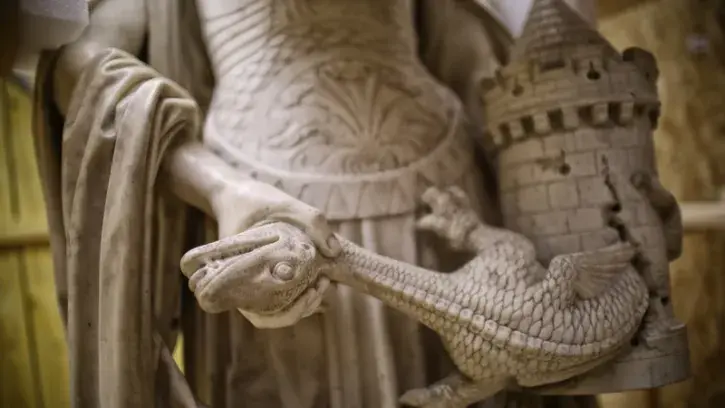 Les 4 statues représentants les vertus cardinales ont été démontées : ici celle évoquant la Force. © Romain Boulanger
