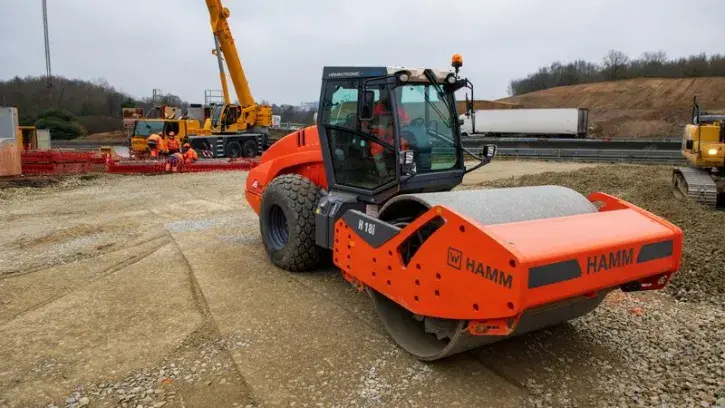 Des engins de terrassement s'activent là où sera édifiée la culée d'un ouvrage supportant une des nouvelles voies.