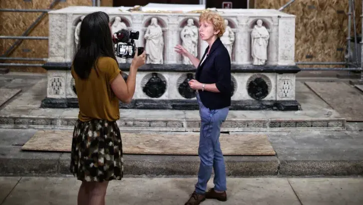 Valérie Godard, conservatrice régionale des monuments historiques à la DRAC, détaille l'opération de démontage du tombeau. © Romain Boulanger
