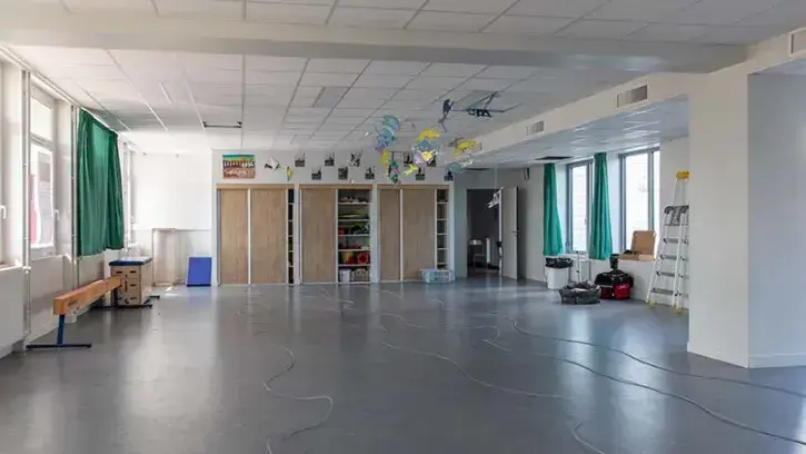 Le bâtiment élémentaire, rénové, intègre une salle polyvalente mutualisée ouverte sur le quartier. L'équipement sera accessible aux associations à la rentrée 2023.