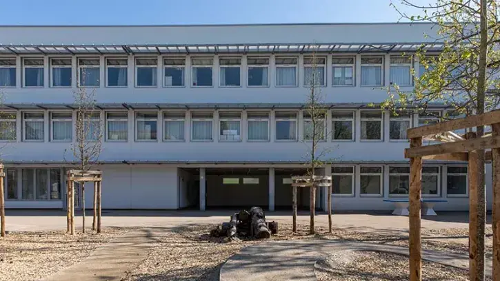 L'école élémentaire dispose de deux cours. La cour « active » a été débitumée sur les deux tiers de sa surface, une colline a été créée et des troncs d'arbres ont été installés pour permettre aux enfants de jouer.