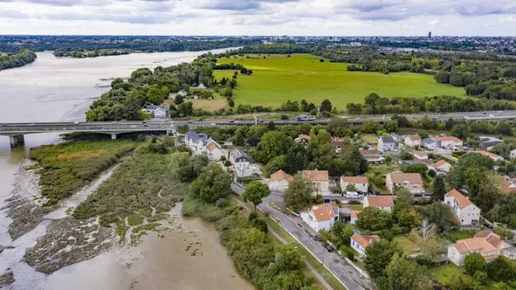 Vue du village de Bellevue vers l'aval. En arrière-plan, la prairie de Mauves. © Pierre-Bernard Fourny