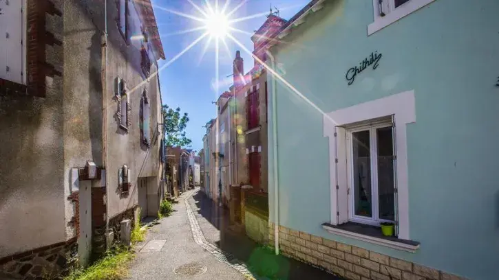 Village de Haute-Indre - Vue de la rue Christophe-Ravilly. © Pierre-Bernard Fourny